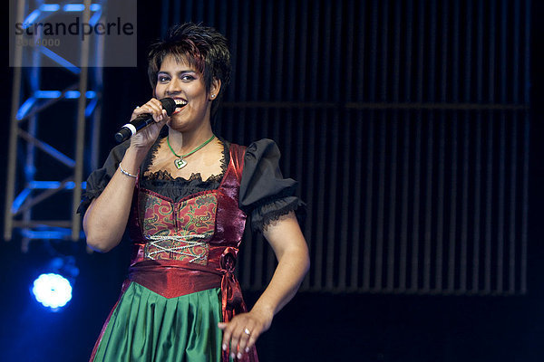 Die Schweizer volkstümliche und Schlager Sängerin Sarah-Jane live bei der 10. Schlager-Nacht in der neuen Festhalle Allmend  Luzern  Schweiz