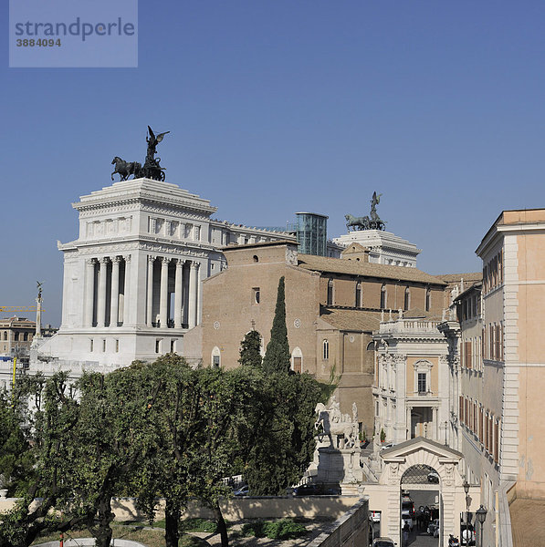 Denkmal für Vittorio Emanuele hinten und Kirche S. Maria in Aracoeli auf dem Kapitol  Rom  Latium  Italien  Europa