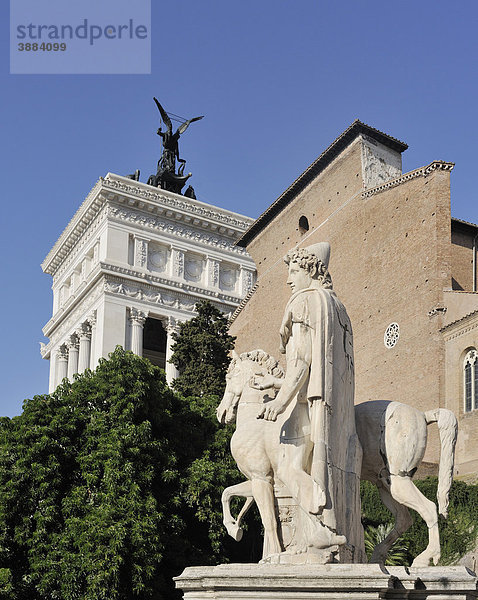 Dioskurenstatue vor der Kirche S. Maria in Aracoeli und dem Vittoriano auf dem Kapitol  Rom  Latium  Italien  Europa