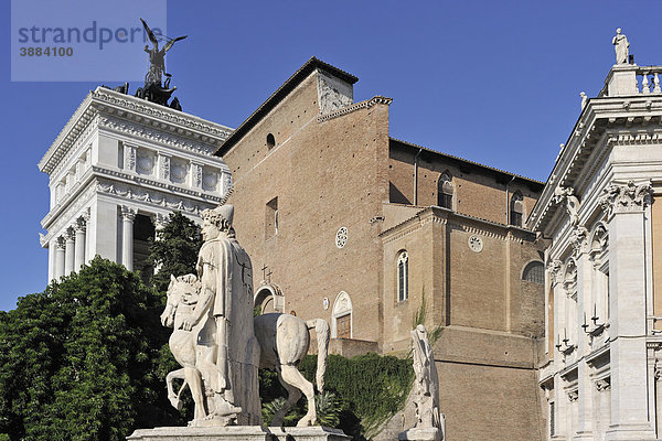 Dioskurenstatue vor der Kirche S. Maria in Aracoeli und dem Vittoriano auf dem Kapitol  Rom  Latium  Italien  Europa