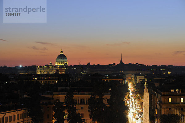 Blick vom Pincio zum Petersdom in der Abenddämmerung  Rom  Italien  Europa