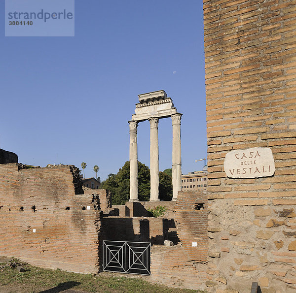 Säulen des Castor und Pollux Tempels und Haus der Vestalinnen auf dem Forum Romanum  Rom  Italien  Europa