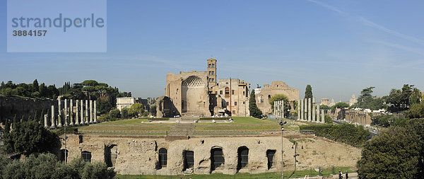 Blick vom Colosseum zum ehemaligen Tempel der Venus und Roma  Rom  Latium  Italien  Europa
