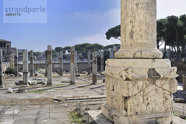 Basis der Trajanssäule und Säulen der Basilica Ulpia  Rom  Latium  Italien  Europa