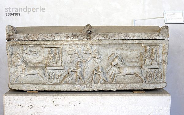 Sarkophag mit Darstellung eines Reisewagens im Thermenmuseum  Museo Nazionale Romano  Rom  Latium  Italien  Europa