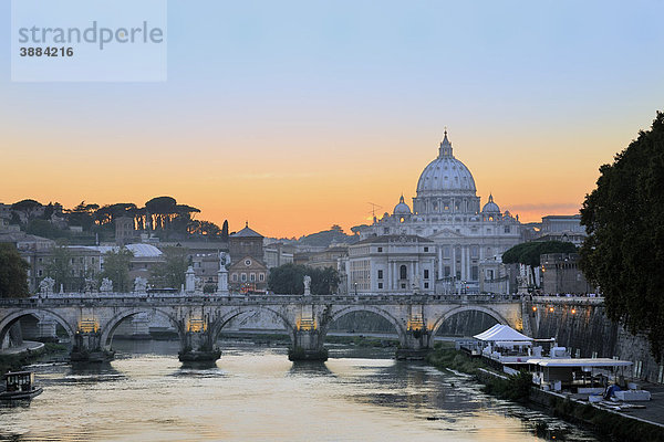 Petersdom im Abendlicht  Rom  Latium  Italien  Europa
