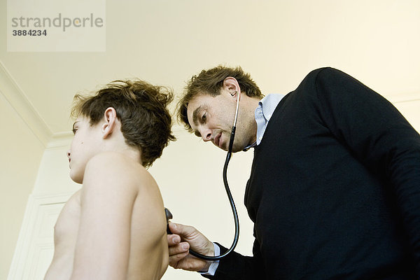 Arzt untersucht junge Patientin mit Stethoskop