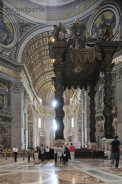 Bronzebaldachin im Petersdom  Vatikan  Rom  Italien  Europa