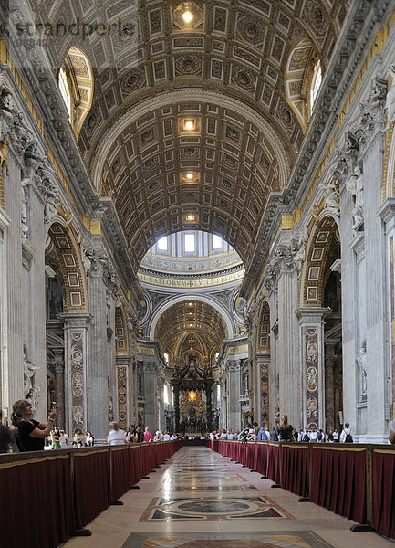 Blick zum Altar im Petersdom  Vatikan  Rom  Italien  Europa