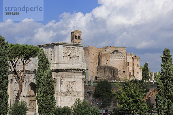 Konstantinsbogen vor Ruinen des Roma und Venus Tempels und Kirchturm von Santa Francesca Romana  Rom  Italien  Europa