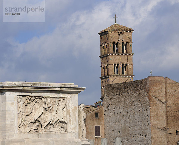 Konstantinsbogen vor Ruinen des Roma und Venus Tempels und Kirchturm von Santa Francesca Romana  Rom  Italien  Europa