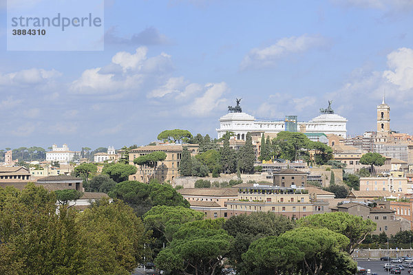 Blick vom Aventin zum Denkmal für Vittorio Emanuele  Rom  Italien  Europa