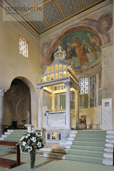 Innenraum mit Hochzeitsschmuck von San Giorgio in Velabro  Rom  Italien  Europa
