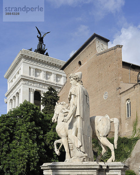 Dioskurenstatue vor der Kirche Santa Maria in Aracoeli und dem Vittoriano  Rom  Italien  Europa