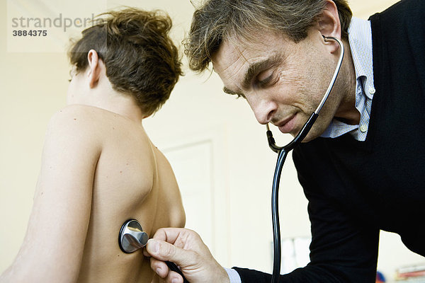 Arzt untersucht junge Patientin mit Stethoskop