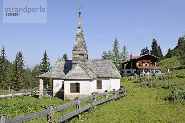 Kapelle und Gasthaus Steinbergalm  Wilder Kaiser  Tirol  Österreich  Europa