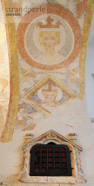 Gotisches Sakramentshäuschen in der Pfarrkirche St. Peter am Moos  Fresken um 1250  bei Muthmannsdorf  Niederösterreich  Österreich  Europa