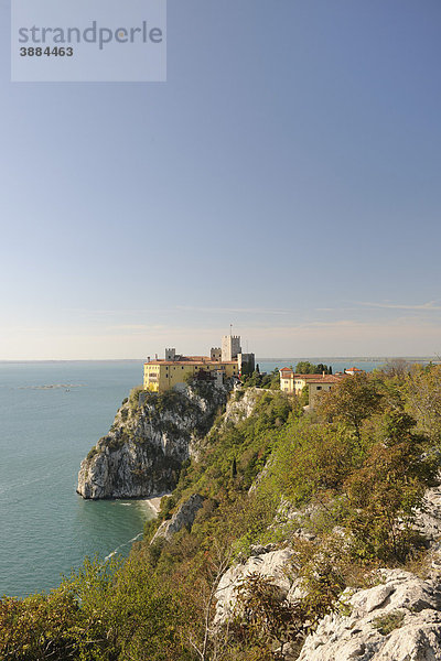 Schloss Duino vom Rilkeweg und die Steilküste von Sistiana  Italien  Europa