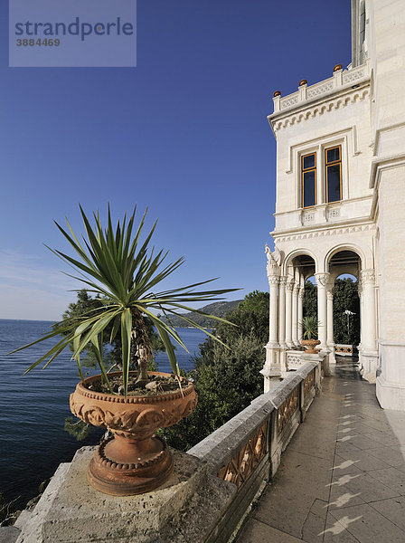 Schloss Miramare  Castello di Miramare  in der Bucht von Grignano  Triest  Italien  Europa