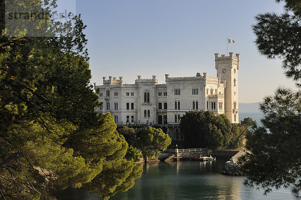 Schloss Miramare  Castello di Miramare  in der Bucht von Grignano  Triest  Italien  Europa