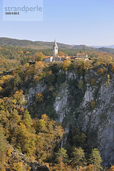 Der Ort erhebt sich über der Doline  Velika dolina  äkocjan  Slowenien  Europa
