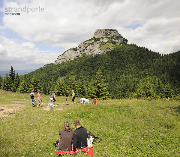 Wanderer machen Pause  hinten der Mal_ Rozsutec  1343m  Mala Fatra Nationalpark  Slowakei  Europa