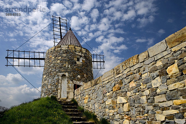 Französische Windmühle aus der Provence im Internationalen Wind- und Wassermühlenmuseum  Gifhorn  Niedersachsen  Deutschland  Europa