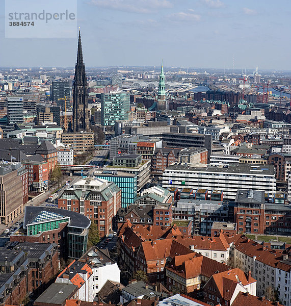 Blick von der Michaeliskirche  Michel  auf Hamburg  Deutschland  Europa