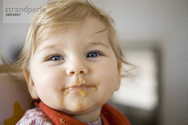 Kleinkind mit Essen im Gesicht  Portrait