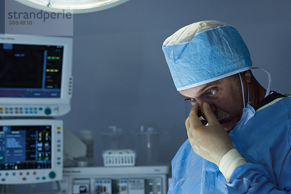 Chirurgen arbeiten unter großem Druck und treffen schwierige Entscheidungen unter schwierigen Bedingungen.