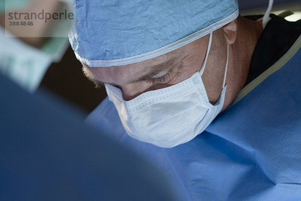 Chirurg mit Fokus auf chirurgische Eingriffe