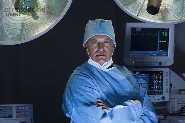 Chirurg im Operationssaal  Portrait