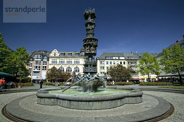 Brunnen und Historiensäule auf dem Josef-Görres-Platz  Koblenz  Rheinland-Pfalz  Deutschland  Europa