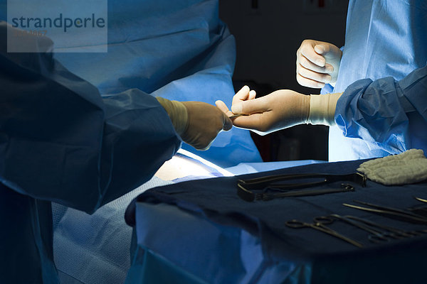 Übergabe des chirurgischen Instrumentes an den Chirurgen während der Operation