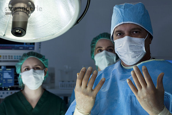 Chirurg mit Team zur Operationsvorbereitung