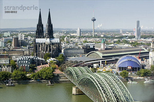 Blick vom Triangle Hochhaus auf den Dom  Museum Ludwig  die Hohenzollern-Brücke und den Kölner Hauptbahnhof  Köln  Nordrhein-Westfalen  Deutschland  Europa