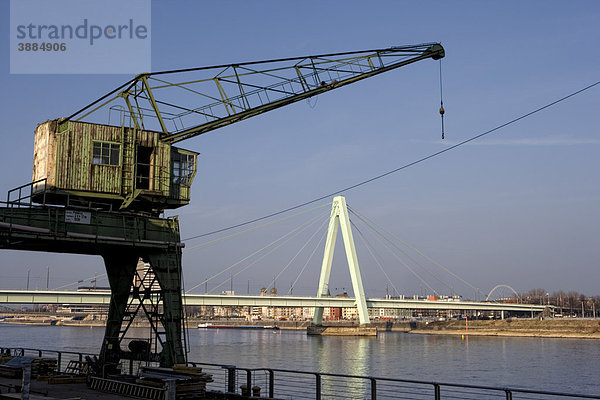 Ein alter Ladekran steht im Rheinauhafen  dahinter sieht man den Rhein und die Severinsbrücke  Köln  Nordrhein-Westfalen  Deutschland  Europa