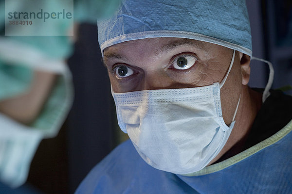 Chirurg sucht Teammitglied während der Operation