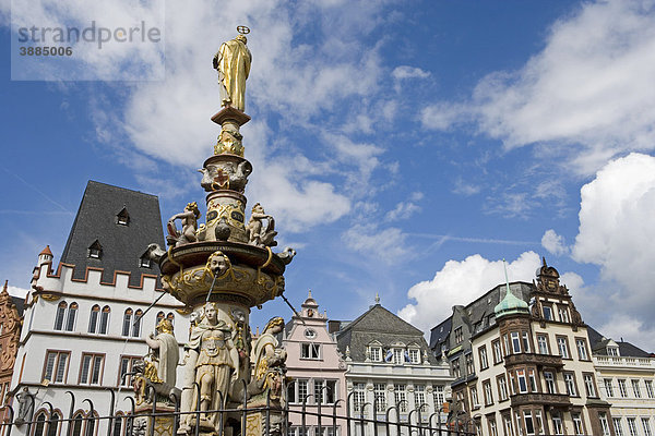 Der Petrusbrunnen  Marktbrunnen auf dem Hauptmarkt  Trier  Rheinland-Pfalz  Deutschland  Europa