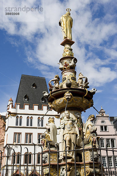Der Petrusbrunnen  Marktbrunnen auf dem Hauptmarkt  Trier  Rheinland-Pfalz  Deutschland  Europa