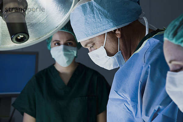 Chirurgisches Team im Operationssaal