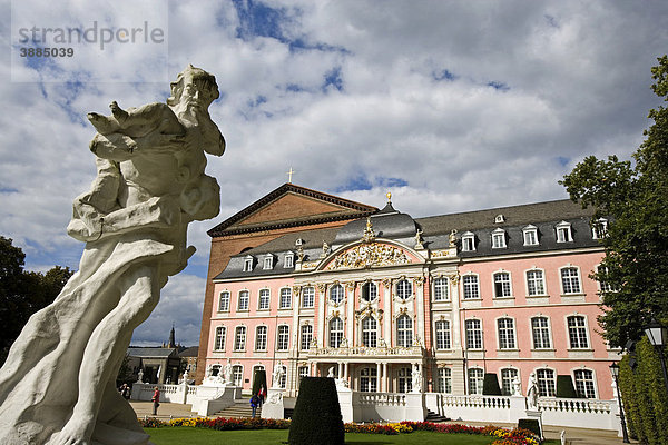 Das Kurfürstliche Palais  dahinter die Konstantinbasilika  Trier  Rheinland-Pfalz  Deutschland  Europa