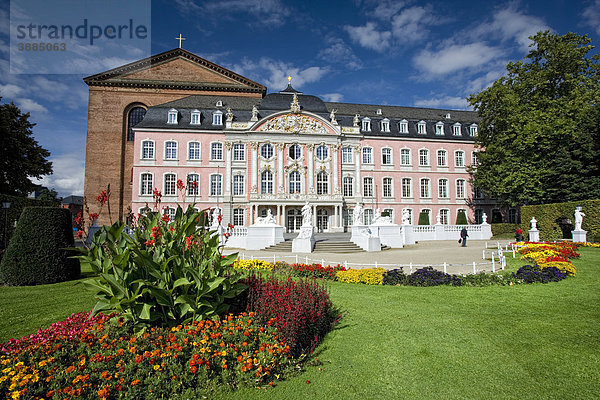 Das Kurfürstliche Palais  dahinter die Konstantinbasilika  Trier  Rheinland-Pfalz  Deutschland  Europa