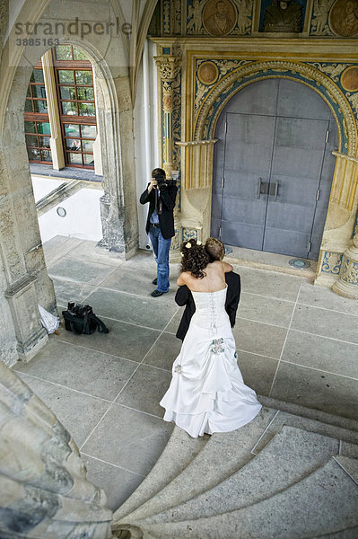 Hochzeitsaufnahmen auf der berühmten  freitragenden Treppe Großer Wendelstein im Schloss Hartenstein  Torgau  Sachsen  Deutschland  Europa