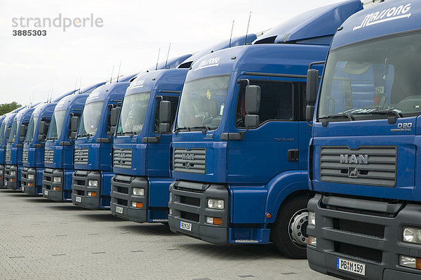 Abgestellte LKW einer Spedition am Wochenende in Deutschland  Europa