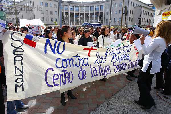 Frauendemonstration gegen Gewalt  ConcepciÛn  Chile  Südamerika