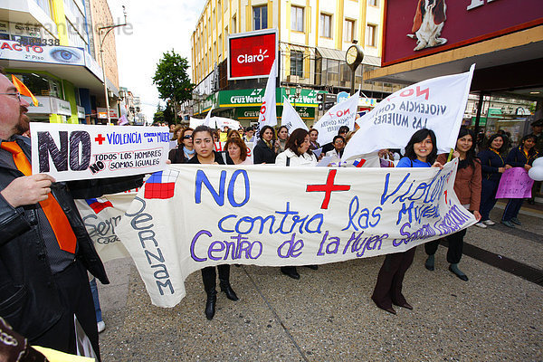 Frauendemonstration gegen Gewalt  ConcepciÛn  Chile  Südamerika
