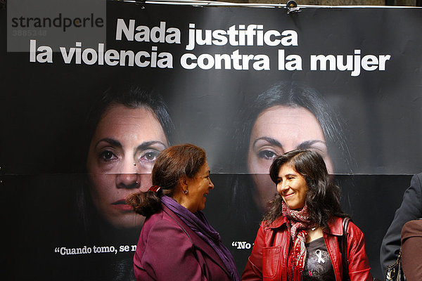 Frauen im Gespräch vor einem Plakat  Frauendemonstration gegen Gewalt  ConcepciÛn  Chile  Südamerika