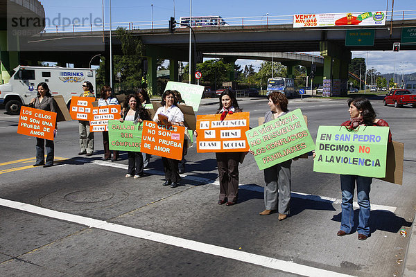Frauen mit Plakaten während einer Straßenblockade  Frauendemonstration gegen Gewalt  ConcepciÛn  Chile  Südamerika