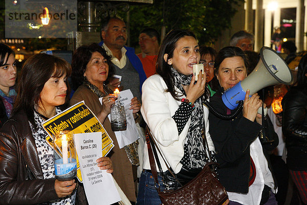 Frauen mit Lautsprecher während einer Demonstration  Gewalt gegen Frauen  ConcepciÛn  Chile  Südamerika